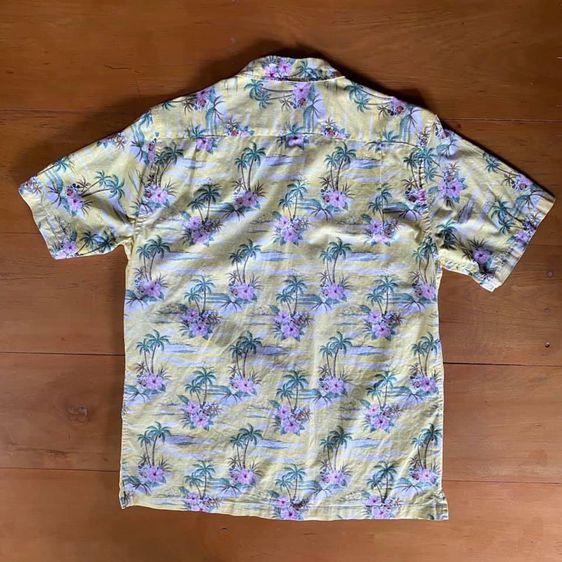 เสื้อเชิ้ตฮาวายแขนสั้นสีเหลืองผ้ากลับพิมพ์ลาย มิกกี้เมาส์ ดอกชบา ต้นมะพร้าว กระดุมกะลา ปั๊มโลโก้ MICKEY ป้ายคอ Disney ไซซ์ M รูปที่ 7
