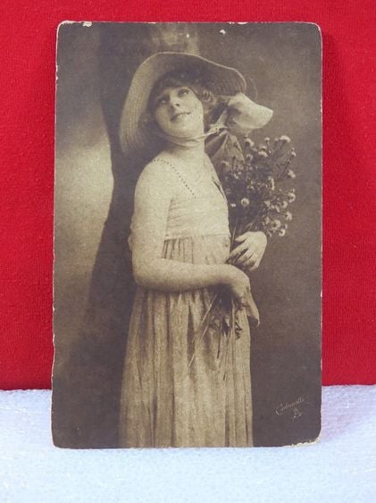 โปสการ์ด ผู้หญิงถือดอกไม้ ภาพโปสการ์ดเก่าโบราณคลาสสิค ต่างประเทศ