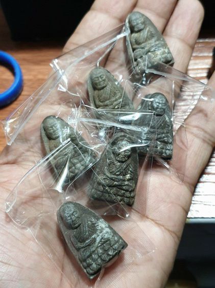 หลวงปู่ทวดเนื้อว่าน ตอกโค๊ตใต้ฐาน ไม่ทราบวัดและปีที่ออก เนื้อจัดจ้านได้อายุ ขายเหมา 6 องค์ สภาพสวยทุกองค์ รูปที่ 7