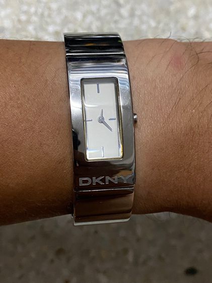 นาฬิกายี่ห้อ  DKNY  ของแท้มือสอง ทรงกำไล รอบข้อมือ 6 นิ้ว  พร้อมกล่อง  1000฿ รูปที่ 5