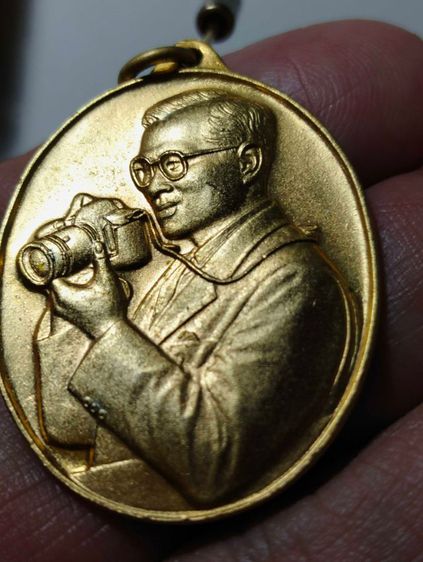 เหรียญร.๙ทรงกล้องที่ระลึกเฉลิมพระเกียรติปี๒๕๔๑ รูปที่ 11