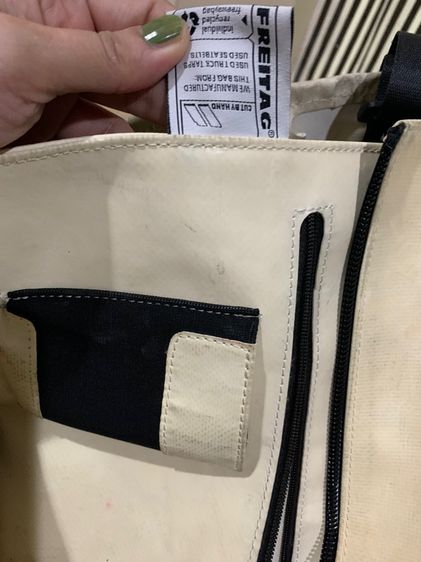 กระเป๋าสะพาย FREITAG รุ่น F74  BOB (เลิกผลิตแล้ว)  ปล่อยของสะสม สภาพใหม่ ลายสีธงชาติ ของแท้ 💯 รูปที่ 11