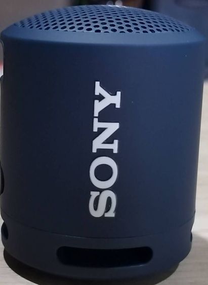 ขายลำโพงบลูทูธไร้สายแบบพกพายี่ห้อ Sony รุ่น SRS-XB13 สีน้ำเงิน การออกแบบที่กระทัดรัด และพกพาสะดวก รวมถึงสายรัดข้อมือหลายทิศทาง  สินค้าใหม่