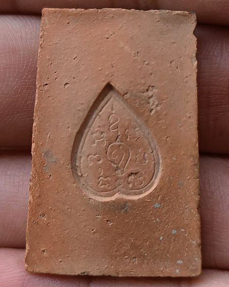 พระเนื้อดิน กรุทับผึ้ง จ.สุโขทัย พ.ศ 2473 พิมพ์ชินราช หลังยันต์ สูง 3.6 ซ ม รูปที่ 2