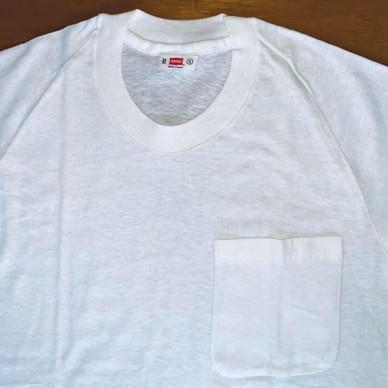 เสื้อยืดคอกลมแขนสั้น ผ้าร้อยเก่า บาง นิ่มมาก สีขาว กระเป๋าหน้าเหลี่ยม มน ไม่มีสกรีน ป้ายคอ Hanes ยุค 1960's ป้ายแขวน ไซซ์ S รูปที่ 4