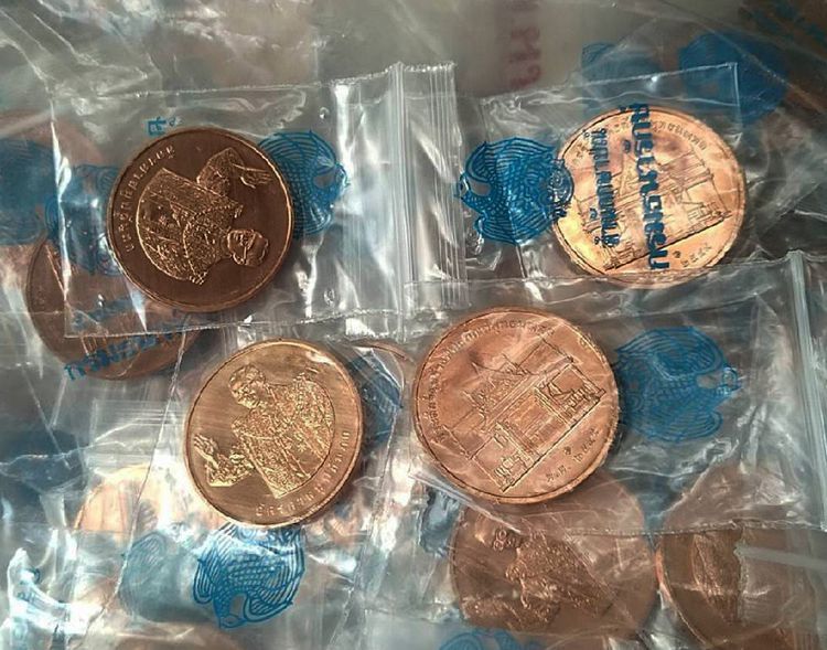 แพ็ค 3 เหรียญที่ระลึก ร.9 ทรงยินดี (ฉลองสิริราชสมบัติ ครบ 60 ปี) เนื้อทองแดง ขนาด 3 ซ.ม. พร้อมซองเดิม จัดสร้างโดยกองกษาปณ์ กรมธนารักษ์ ปี 49 รูปที่ 3