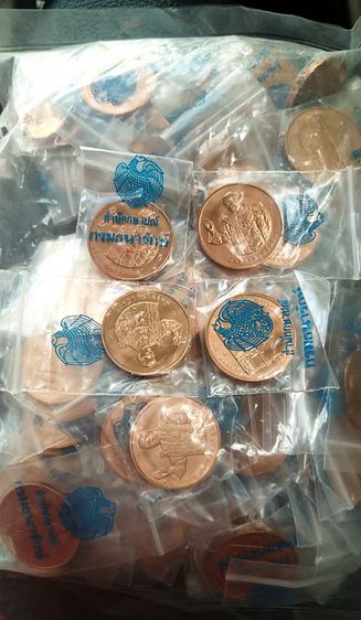 แพ็ค 3 เหรียญที่ระลึก ร.9 ทรงยินดี (ฉลองสิริราชสมบัติ ครบ 60 ปี) เนื้อทองแดง ขนาด 3 ซ.ม. พร้อมซองเดิม จัดสร้างโดยกองกษาปณ์ กรมธนารักษ์ ปี 49 รูปที่ 8