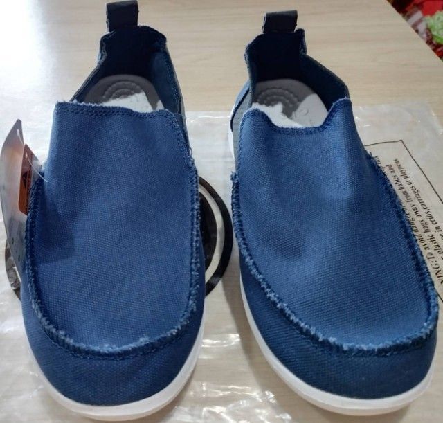 ขายรองเท้าผู้ชายผ้าใบแฟชั่นยี่ห้อ CROCS รุ่น Santa Cruz Casual Slip-On สีน้ำเงิน ขนาด 8 เพิ่มความกระชับ ก้าวย่างอย่างมั่นใจ สินค้าใหม่