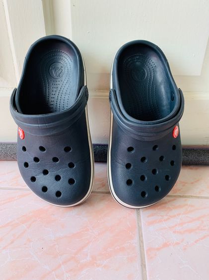 รองเท้าแตะแบบมีหูและแบบสวม Crocs รองเท้าแตะมือสองสภาพสวย