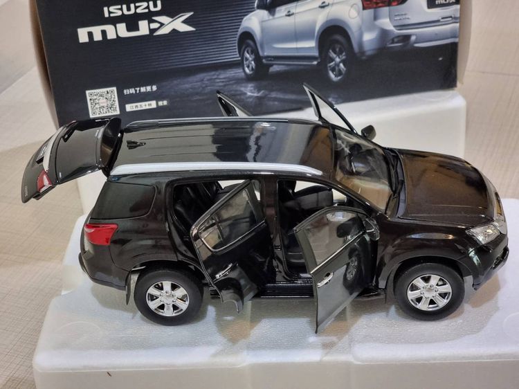 model Isuzu mu-x สีดำ scale 1 ต่อ 18 ของใหม่อุปกรณ์ครบยกกล่อง รูปที่ 2