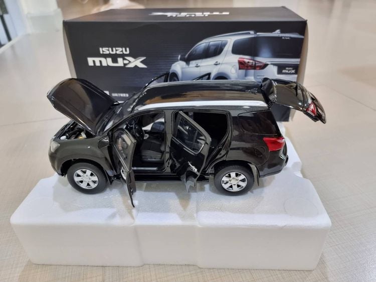 model Isuzu mu-x สีดำ scale 1 ต่อ 18 ของใหม่อุปกรณ์ครบยกกล่อง