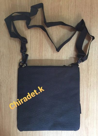 กระเป๋าสะพายแบรนด์ BENETTON ผลิตให้ truemove ตัวกระเป๋ามี 2 ขั้น ใบหลังขนาด 26.5×20 cm.ใบหน้าขนาด 16.5×19 cm. (Limited) รูปที่ 3