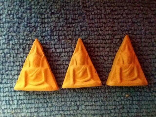 พระเนื้อดินโรงพยาบาลสงฆ์ปี2500หลังปั้มยันต์ พิมพ์เล็ก นางพญา และพระรอด องค์ละ500บาทอ่านข้อมูลสิ แล้วรีบตัดสินใจ รูปที่ 3