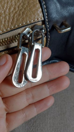 กระเป๋าถือ Loewe แท้ ทรงหมอน สีสวย รูปที่ 9