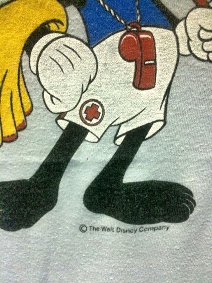 เสื้อยืดมิกกี้เมาส์ ด้านหน้าสกรีนหน้ามิกกี้อยู่ในห่วงยาง LIFE GUARD FLORIDA ด้านหลังสกรีนมิกกี้ยืนถือร่ม The Walt Disney Company ผ้า 50 50 รูปที่ 6
