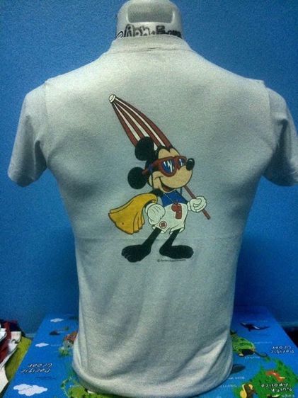 เสื้อยืดมิกกี้เมาส์ ด้านหน้าสกรีนหน้ามิกกี้อยู่ในห่วงยาง LIFE GUARD FLORIDA ด้านหลังสกรีนมิกกี้ยืนถือร่ม The Walt Disney Company ผ้า 50 50 รูปที่ 2