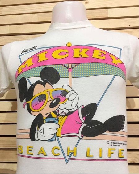 เสื้อยืดมิกกี้กางร่มนอนอาบแดดจิบเครื่องดื่มบนชายหาด Florida MICKEY BEACH LIFE The Walt Disney Company By Sherry Mfg. ผ้า 50 50 ป้ายคอ Sherry รูปที่ 3
