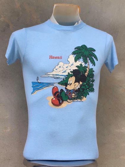 เสื้อยืดผ้าบาง สกรีนลายมิกกี้เมาส์พิงต้นมะพร้าวบนชายหาด Hawaii WALT DISNEY PRODUCTIONS ผ้า 50 50 ป้ายคอ Sherry รูปที่ 3