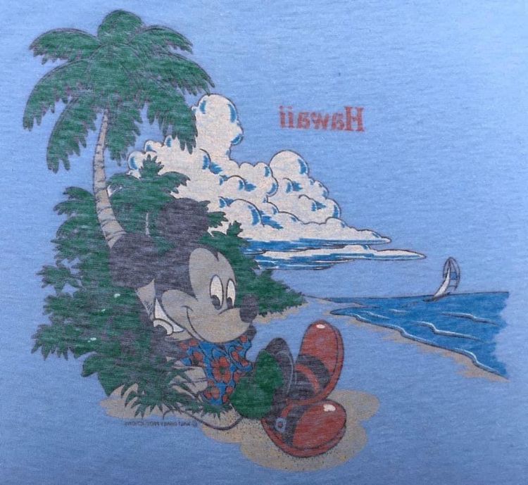 เสื้อยืดผ้าบาง สกรีนลายมิกกี้เมาส์พิงต้นมะพร้าวบนชายหาด Hawaii WALT DISNEY PRODUCTIONS ผ้า 50 50 ป้ายคอ Sherry รูปที่ 8