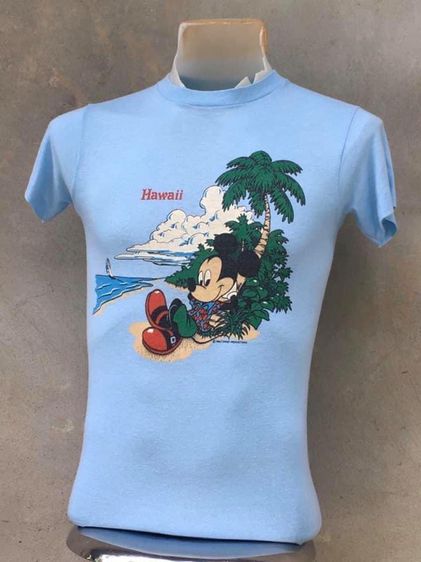 เสื้อยืดผ้าบาง สกรีนลายมิกกี้เมาส์พิงต้นมะพร้าวบนชายหาด Hawaii WALT DISNEY PRODUCTIONS ผ้า 50 50 ป้ายคอ Sherry รูปที่ 4