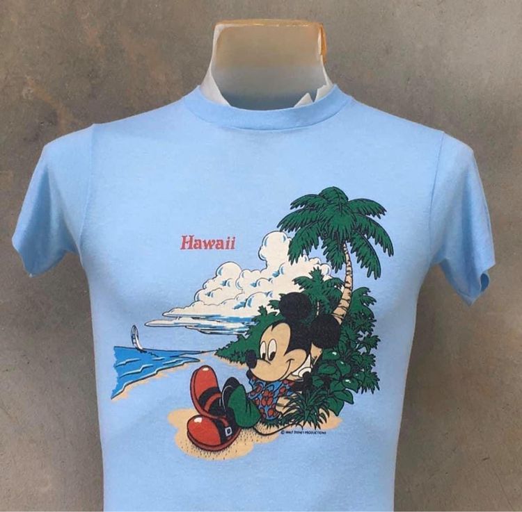 เสื้อยืดผ้าบาง สกรีนลายมิกกี้เมาส์พิงต้นมะพร้าวบนชายหาด Hawaii WALT DISNEY PRODUCTIONS ผ้า 50 50 ป้ายคอ Sherry รูปที่ 2
