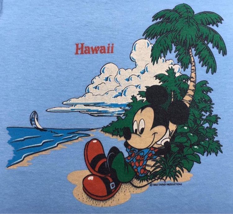 เสื้อยืดผ้าบาง สกรีนลายมิกกี้เมาส์พิงต้นมะพร้าวบนชายหาด Hawaii WALT DISNEY PRODUCTIONS ผ้า 50 50 ป้ายคอ Sherry รูปที่ 5