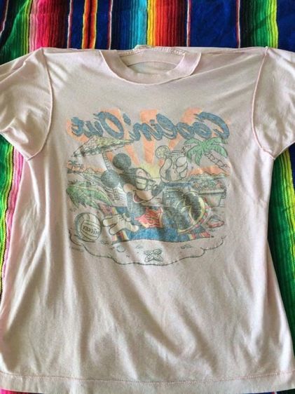 เสื้อยืดสีชมพูสกรีนลายมิกกี้เมาส์นอนเล่นอยู่บนชายหาด Coolin’ Out ป้ายคอ m AMERICAN MARKETING WORKS ไซซ์ M รูปที่ 5