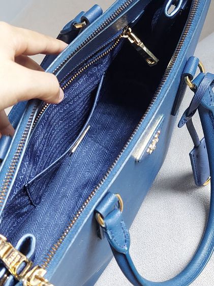 กระเป๋าถือ Prada saffiano สีน้ำเงินเข้ม รูปที่ 10
