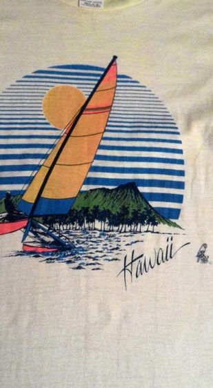 เสื้อยืดคอกลมแขนสั้น ผ้าบาง สกรีนลาย เรือใบ วิวทะเล HAWAII ตอกนกแก้ว POLY TEES HAWAII ผ้า 50 50 ป้ายคอ t-crew Sunstrokes รูปที่ 3