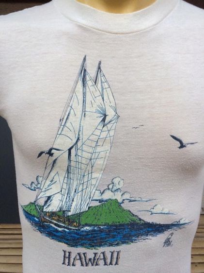 เสื้อยืดคอกลมแขนสั้น ผ้าบาง สกรีนลาย เรือใบ วิวทะเล HAWAII ตอกนกแก้ว POLY TEES HAWAII ผ้า 50 50 ป้ายคอ t-crew Sunstrokes รูปที่ 3