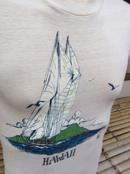 เสื้อยืดคอกลมแขนสั้น ผ้าบาง สกรีนลาย เรือใบ วิวทะเล HAWAII ตอกนกแก้ว POLY TEES HAWAII ผ้า 50 50 ป้ายคอ t-crew Sunstrokes รูปที่ 7