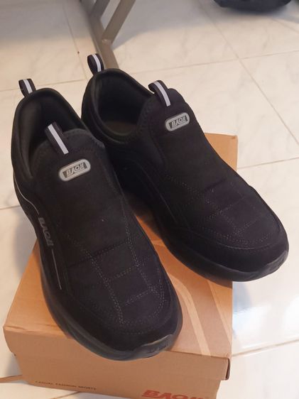 Baoji รองเท้าแบบสวมและโลฟเฟอร์ UK 9.5 | EU 44 | US 10 รองเท้าผ้ากำมะหยี่ดำ สไตล์กีฬา สภาพเหมือนซื้อใหม่