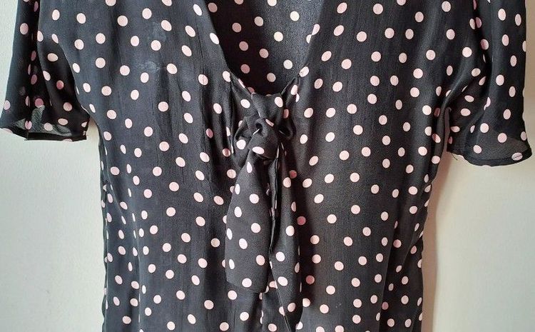 ส่งต่อเสื้อ Zara ผ้าซิลค์ สีดำลายจุดชมพู รูปที่ 3