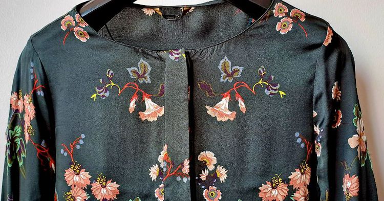 ส่งต่อเสื้อ Massimo Dutti ผ้าซิลค์ซาติน รูปที่ 2