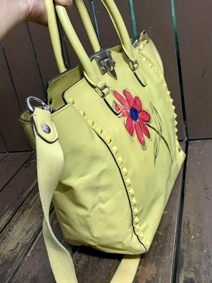 กระเป๋าถือ Valentino Garavani สีเหลืองเลม่อน ลิมิเตด  รูปที่ 5