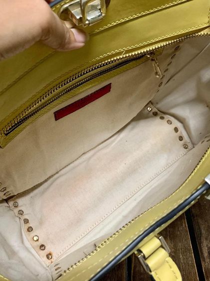 กระเป๋าถือ Valentino Garavani สีเหลืองเลม่อน ลิมิเตด  รูปที่ 11