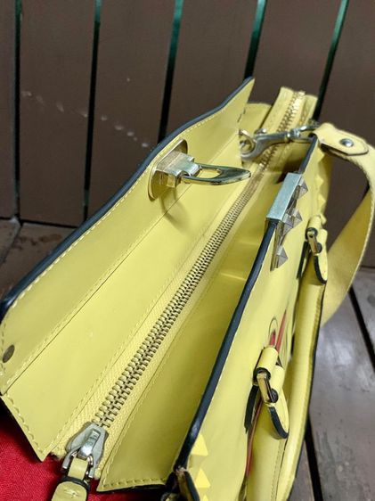 กระเป๋าถือ Valentino Garavani สีเหลืองเลม่อน ลิมิเตด  รูปที่ 7