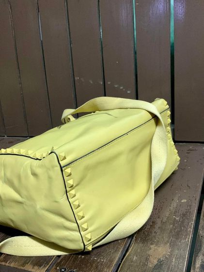 กระเป๋าถือ Valentino Garavani สีเหลืองเลม่อน ลิมิเตด  รูปที่ 6