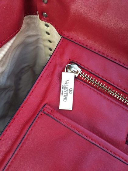 กระเป๋า valentino garavani rockstud tote bag แท้ สีแดงโมโนโทน  รูปที่ 11