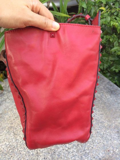 กระเป๋า valentino garavani rockstud tote bag แท้ สีแดงโมโนโทน  รูปที่ 3