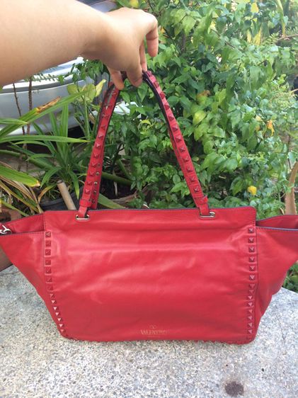 กระเป๋า valentino garavani rockstud tote bag แท้ สีแดงโมโนโทน  รูปที่ 2