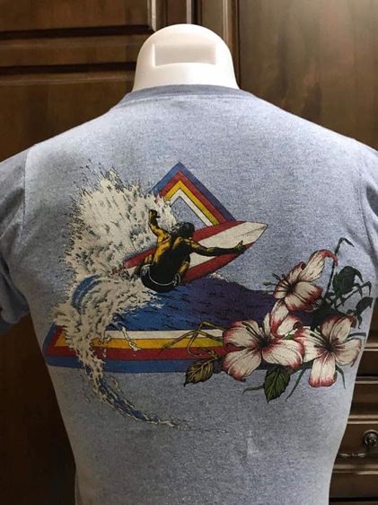 เสื้อยืดผ้าเนื้อทราย สีฟ้า สกรีนหน้า หลัง ลายคนเล่นเซิร์ฟ วิวทะเล ดอกไม้ MYRTLE BEACH S.C. ป้ายคอ SCREEN STARS รูปที่ 3