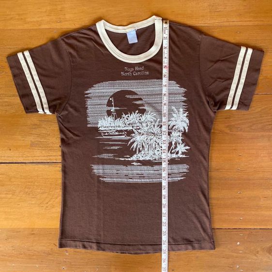 เสื้อยืดคอกลมแขนสั้น คอกุ๊น แขนแถบ 2 แถบ ผ้าบางมุ้ง สกรีน Nags Head North Carolina ป้ายคอ Sherry รูปที่ 3