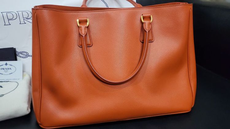 ขายกระเป๋า PRADA Saffiano Lux 35 นิ้ว Tote Orange comes with Card  and Dust bag 

 รูปที่ 5