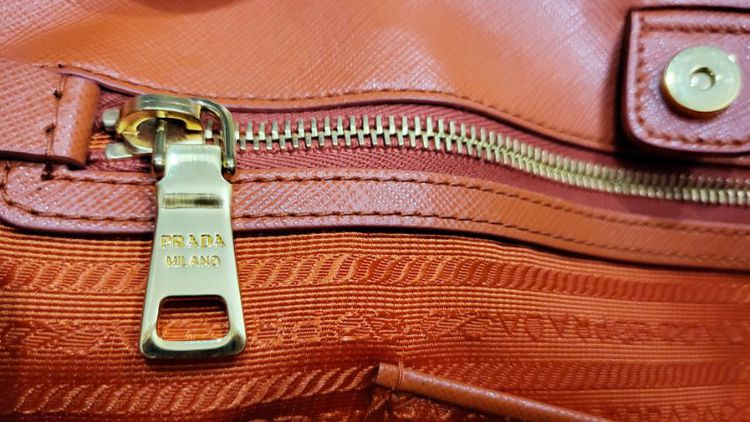 ขายกระเป๋า PRADA Saffiano Lux 35 นิ้ว Tote Orange comes with Card  and Dust bag 

 รูปที่ 2