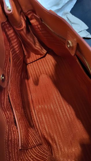 ขายกระเป๋า PRADA Saffiano Lux 35 นิ้ว Tote Orange comes with Card  and Dust bag 

 รูปที่ 7