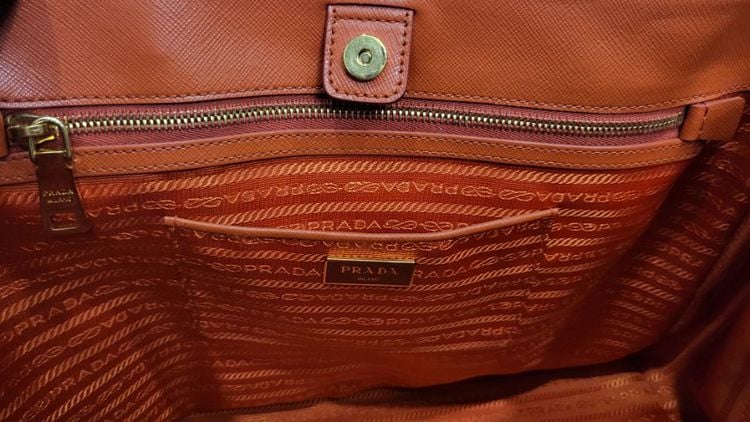ขายกระเป๋า PRADA Saffiano Lux 35 นิ้ว Tote Orange comes with Card  and Dust bag 

 รูปที่ 9