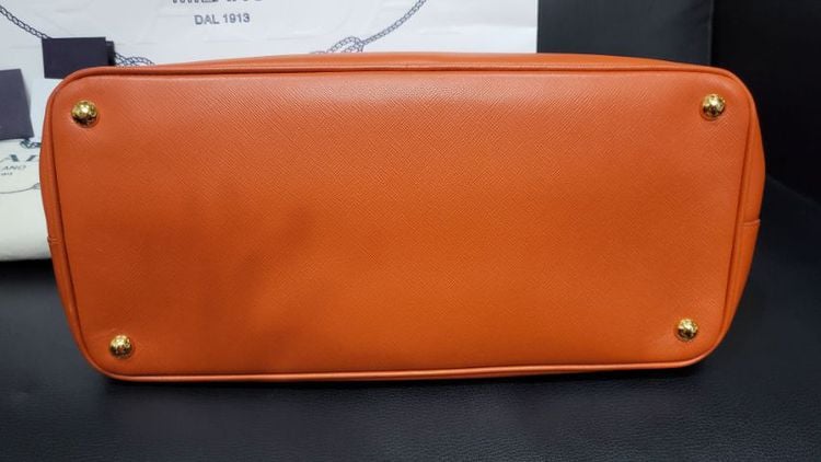 ขายกระเป๋า PRADA Saffiano Lux 35 นิ้ว Tote Orange comes with Card  and Dust bag 

 รูปที่ 6