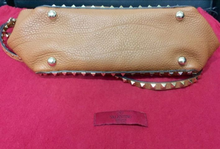 ขายกระเป๋า 
Valentino Garavani Rockstud trapeze tote crafted  รูปที่ 7