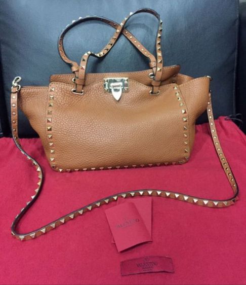 ขายกระเป๋า 
Valentino Garavani Rockstud trapeze tote crafted  รูปที่ 4